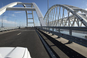 В огромной пробке к морю на Крымском мосту застряли более 800 машин со стороны Кубани