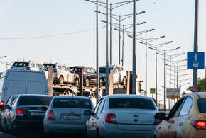 В пробке к морю застряли почти 500 машин у Крымского моста со стороны Кубани