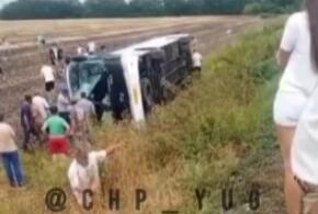 Автобус с пассажирами перевернулся в Северском районе Кубани