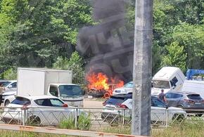 Без видимых причин: в Сочи на парковке внезапно дотла сгорел автомобиль