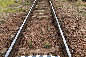 «Что произойдет, когда наедет поезд»: в Анапе подростки укладывали камни на рельсы