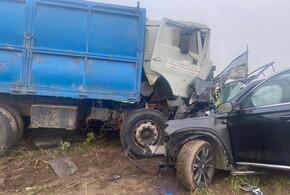 Два человека погибли в столкновении иномарки с тяжелым грузовиком на Кубани