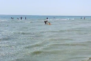 Холодно купаться: несмотря на аномальную жару на Кубани, температура воды в море остается низкой