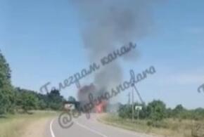 Под Апшеронском на Кубани взрываются газовые баллоны в горящем грузовике