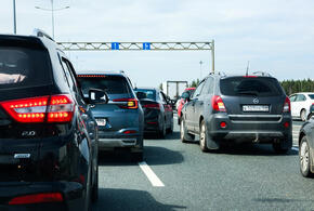 Придется потерпеть: на въезде на Крымский мост на Кубани выстроилась очередь из почти 700 машин