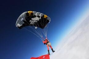 Со Знаменем Победы парашютист из Сочи совершил прыжок на вершину Эльбруса