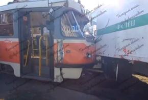 Трамвай столкнулся с грузовиком ФСИН в Краснодаре