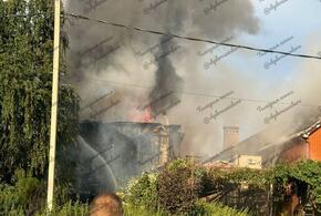В Краснодаре сильный пожар начался в поселке Российском, пламя перекинулось уже на второй дом