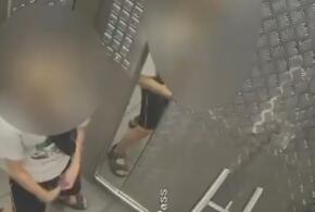 В краснодарской многоэтажке подросток «сходил по-маленькому» в лифте и застрял