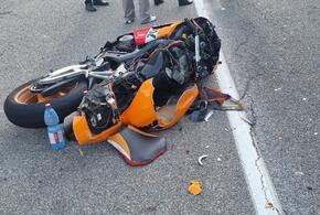 В столкновении с экскурсионным автобусом  на Кубани погиб мотоциклист, девушка-пассажирка попала в больницу с серьезными травмами