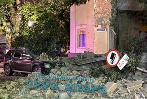 Здание «Катюша» обвалилось на припаркованный автомобиль в Анапе