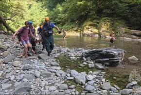 Спасатели в Сочи помогли туристке, упавшей с водопада