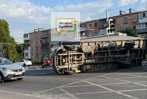 «Газель» опрокинулась и перегородила дорогу на перекрёстке улиц Колхозной и Ростовского шоссе в Краснодаре