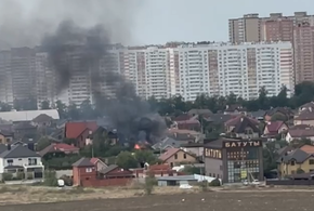 Столб густого черного дыма поднялся в небо над Краснодаром 