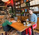 Молодёжь переплачивает ради атмосферы: в кофейнях Новороссийска не отдыхают, а работают